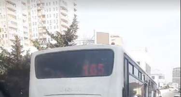 Bakıda əks yola çıxan avtobus qəzadan son anda qurtuldu - 