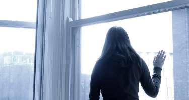 Bakıda döyülən qız xilas olmaq üçün özünü pəncərədən atdı