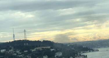İstanbul boğazında gəmi sahilə çarpıldı