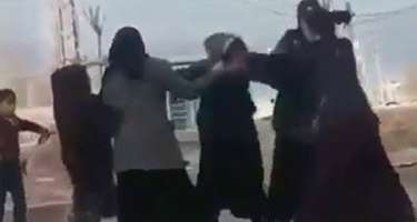 Dilənçi qadınlar yer üstündə qırğına çıxdı - 