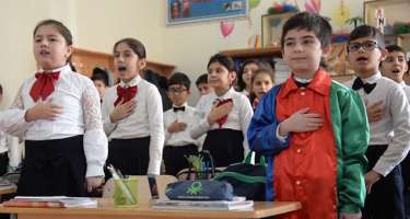 Himni fərqli üslubda oxudular - 