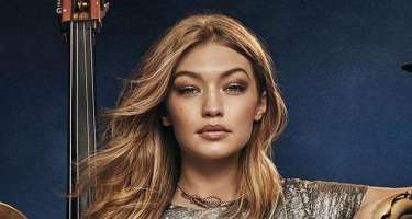 Gigi Hadiddən yarıçılpaq 