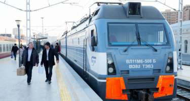 Tbilisidən Bakıya gələn qatar yolda xarab oldu