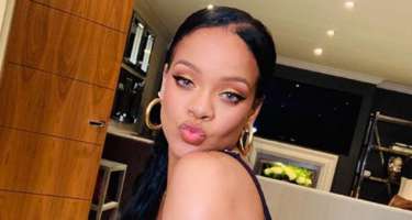Rihanna alt paltarında açıq-saçıq pozlar verdi - 