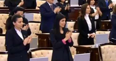 Yanaşı əyləşən yeni deputatlar...