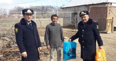 Samuxda polis şəhid ailələrinə bayram sovqatı paylayıb - 