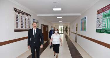 İlham Əliyev Bakıda orta məktəbin yeni korpusunun açılışında iştirak edib