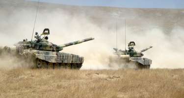 Düşmən öz tanklarını atəşə tutdu:  