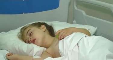 Gəncədə valideynlərini itirən 3 yaşlı Xədicəni əmisi məcburi qəyyumluğa götürür -  