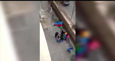 Şuşanın azadlıq xəbərinə sevinən gənclər şəhid anasının ayağından öpdülər -  