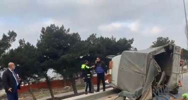 Bakı-Sumqayıt yolunda minik avtomobili ilə UAZ toqquşub, ölən var -  