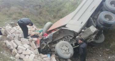Xocavənddə “KamAZ” dərəyə aşıb, ölən var