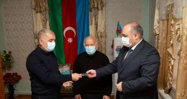 Şəhid ailəsinə təqaüd kartı təqdim edilib - 