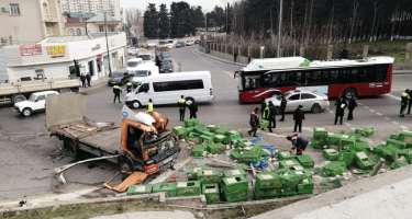 Bakıda toyuq daşıyan maşın aşdı, 