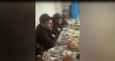 Zaqatalada evdə məclis keçirənlər 