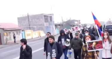 İrəvanda aksiyaçılar nazirliyin yolunu 