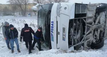 Türkiyədə turistləri daşıyan avtobuslar aşdı,