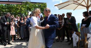 Putin rəqs etdiyi siyasətçiyə 