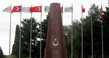 Siyasi partiyaların nümayəndələri Bakıda Türk Şəhidliyini ziyarət edib