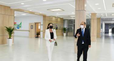 Mehriban Əliyeva Binədə yeni inşa edilən məktəbdə yaradılan şəraitlə tanış olub