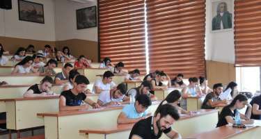 Bu gün orta və yuxarı siniflər, universitetlər və kolleclər açılır