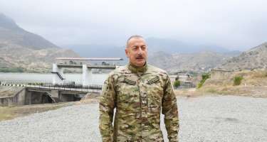 Prezident İlham Əliyev Suqovuşanda Azərbaycan bayrağını ucaldıb