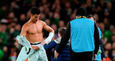 Ronaldo onu qucaqlamaq üçün meydançaya girən qıza hədiyyə verdi -