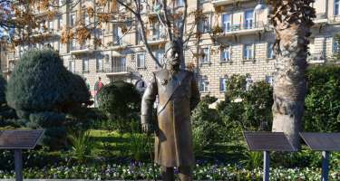 Tağıyevin heykəli niyə yerdən qoyulub? - 