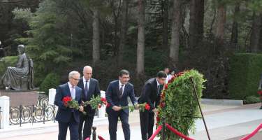 Azərbaycan mətbuatının nümayəndələri Fəxri xiyabanda ulu öndər Heydər Əliyevin məzarını ziyarət ediblər - 