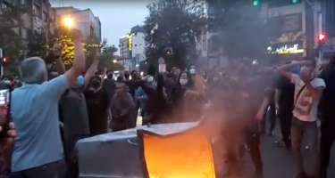 Tehranda qəzəbli insanlar etirazlara mane olan "Bəsic" zabitini yandırdılar - 