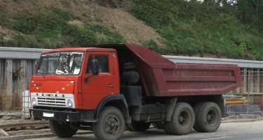 Kəlbəcərdə “KamAZ” dərəyə aşıb, 
