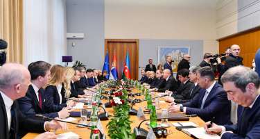 İlham Əliyevin Aleksandar Vuçiçlə geniş tərkibdə görüşü baş tutub - 