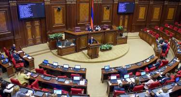 Ermənistanda 2 deputat mandatından