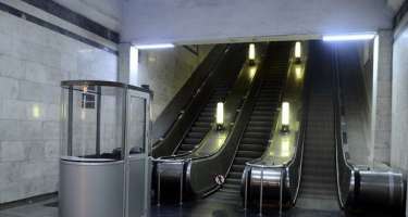 Metroda eskalatora kimyəvi maddə sürtüb video çəkmək istədilər