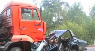 "Kamaz" "VAZ"la toqquşdu -