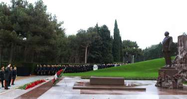 DİN-in rəhbər heyəti Fəxri xiyabanda Ulu Öndərin xatirəsini anıb - 