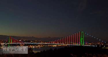 İstanbul körpüləri Azərbaycan bayrağının 