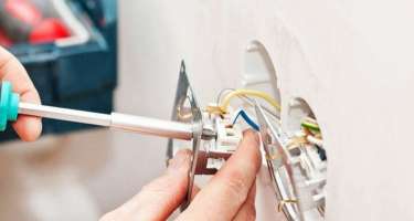Çilingəri elektrik cərəyanı vurdu