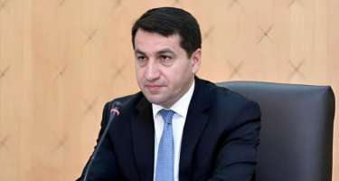 Hikmət Hacıyev jurnalistləri təbrik etdi