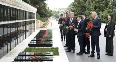 Serbiya nümayəndə heyəti Fəxri xiyaban və Şəhidlər xiyabanını ziyarət edib