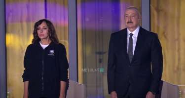 Prezident və xanımı zala onlarla daxil oldu - 