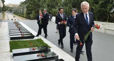 Polşa nümayəndə heyəti Fəxri Xiyaban və Şəhidlər xiyabanını ziyarət edib