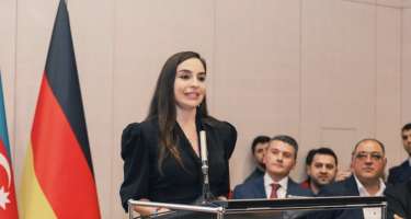 Leyla Əliyeva və Arzu Əliyeva sərgi açılışında iştirak etdi
