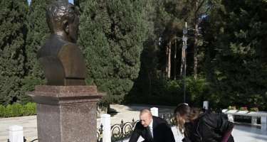 Prezident və xanımı Heydər Əliyevin məzarını ziyarət etdi 