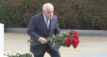 Əli Əsədov Heydər Əliyevin məzarını ziyarət etdi