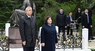 Dövlət rəsmiləri Heydər Əliyevin xatirəsini yad etdi