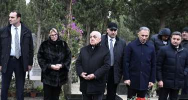 Əli Əsədov Milli Qəhrəmanların məzarlarını ziyarət etdi
