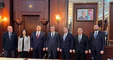 İsrailin xarici işlər naziri Milli Məclisin deputatları ilə görüşdü