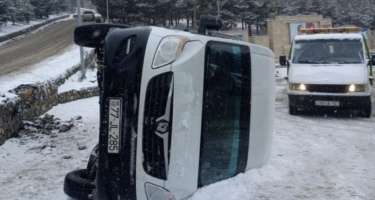 Qusarda mikroavtobus aşdı -