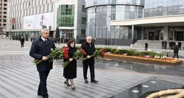 Rəsmilər Xocalı soyqırımı abidəsini ziyarət etdi -
